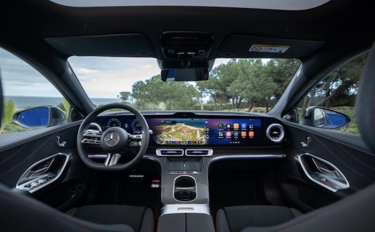 賓士 C-Class 首款純電版發表！10 分鐘快充 325 km、ChatGPT AI 座艙規格！