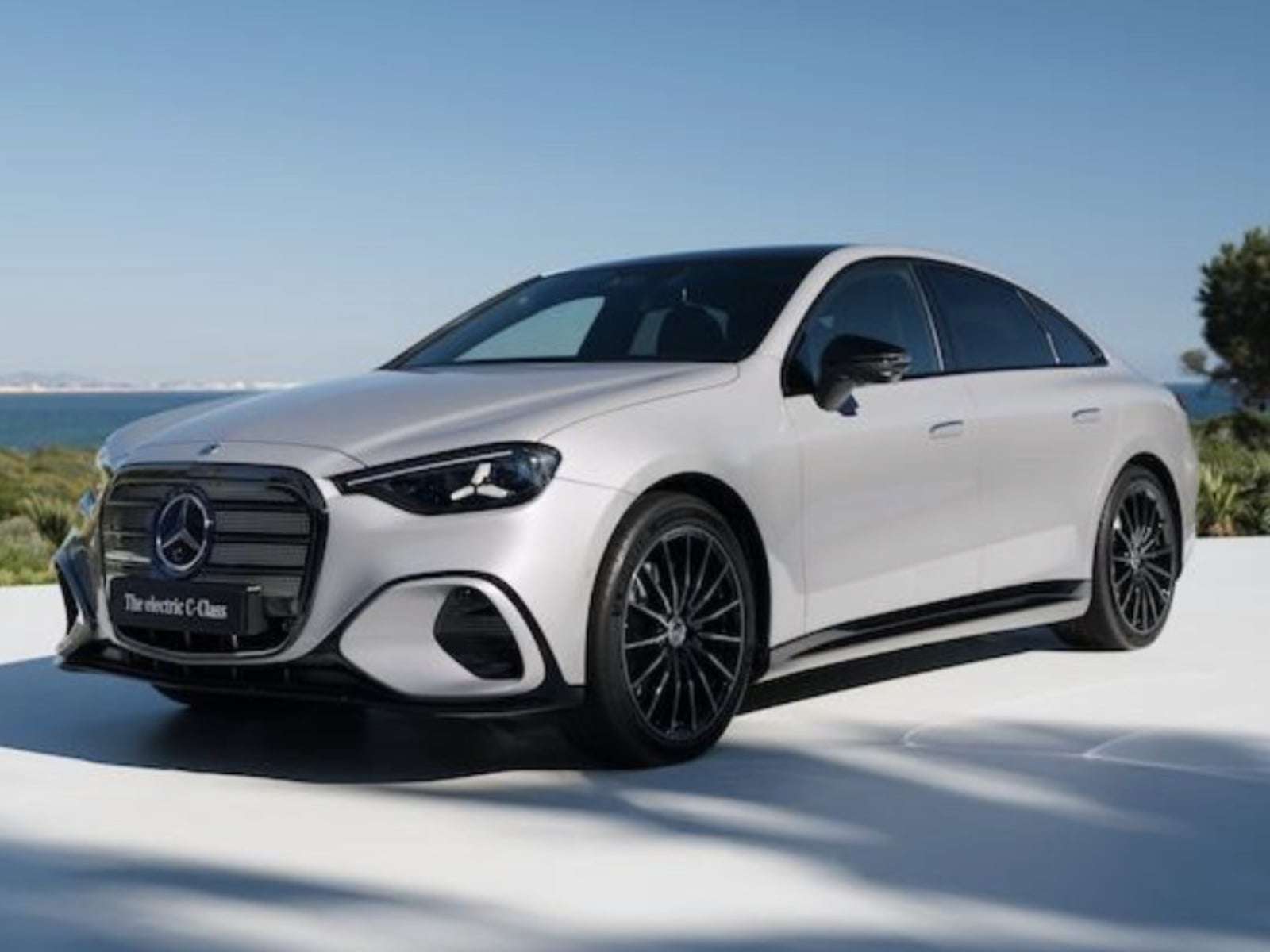 賓士 C-Class 首款純電版發表！10 分鐘快充 325 km、ChatGPT AI 座艙規格！