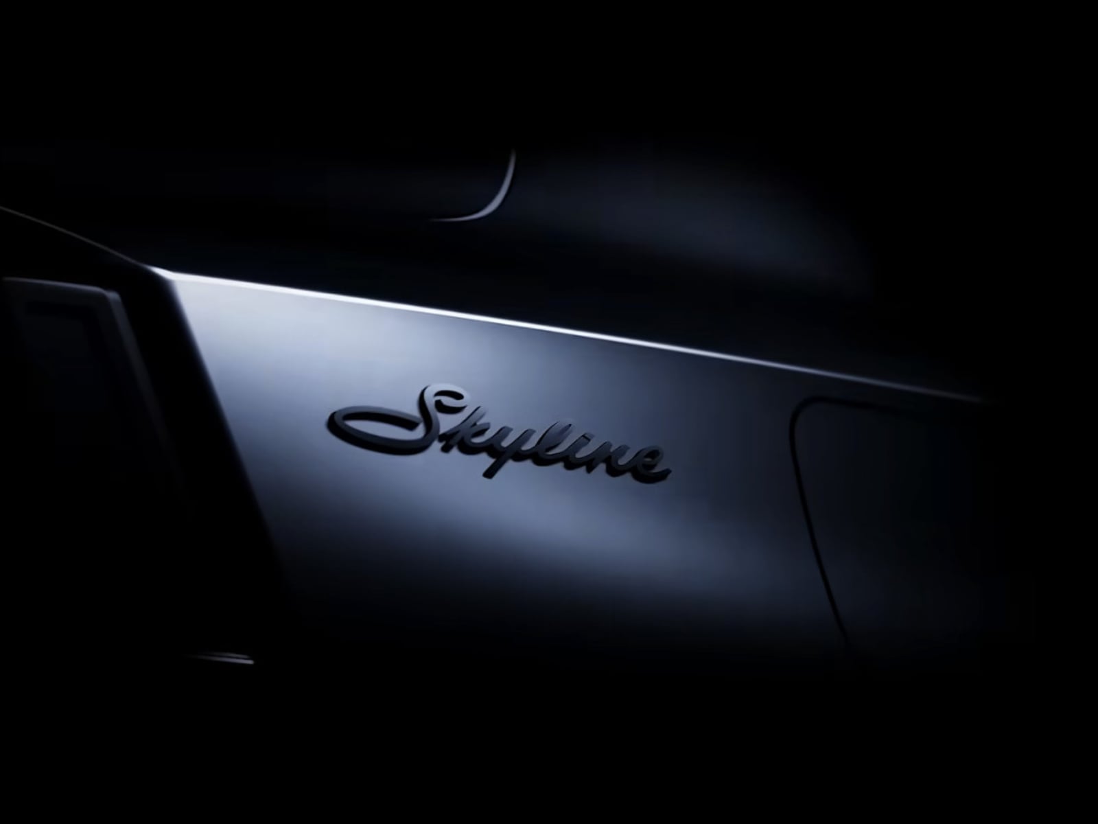 日產 Nissan 新一代 Skyline 預告曝光！丸型 4 燈、筆記體 Logo 經典復活！