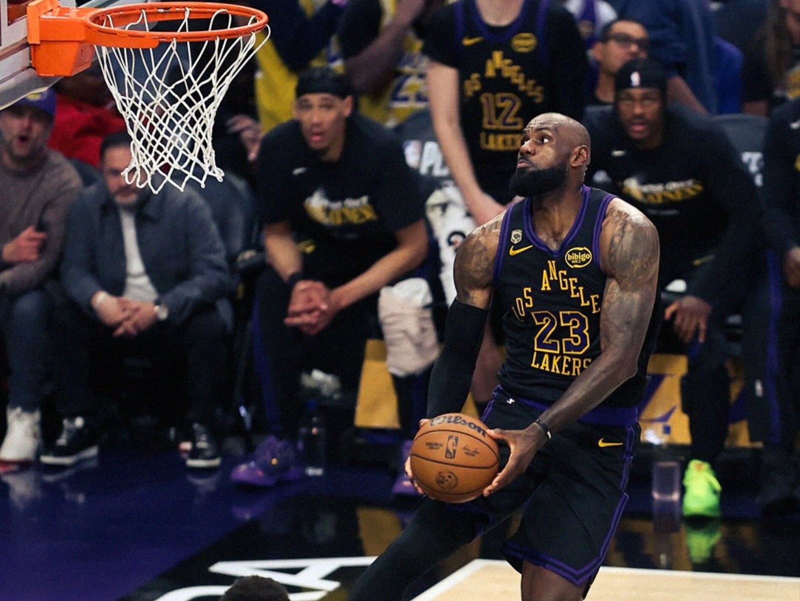 NBA／詹姆斯「騙開防守」死之暴扣展現頂級球商！41 歲反手灌籃讓全場嗨翻！