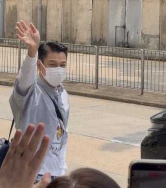 劉德華 64 歲「跳」上車畫面曝光！少年感爆棚，網友：「根本 20 出頭！」