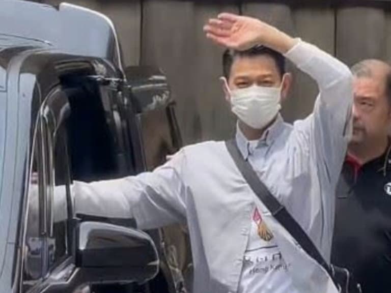 劉德華 64 歲「跳」上車畫面曝光！少年感爆棚，網友：「根本 20 出頭！」