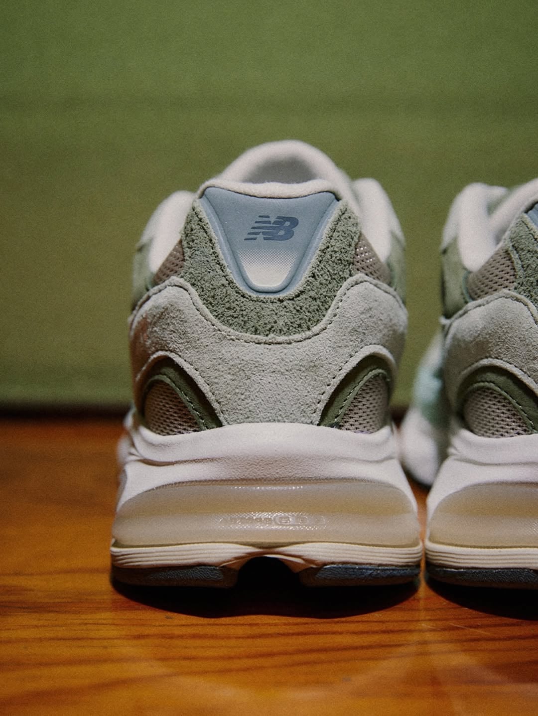 atmos x New Balance U2010「山葵」聯名登場！灰綠麂皮＋ABZORB 緩震呈現日系質感！