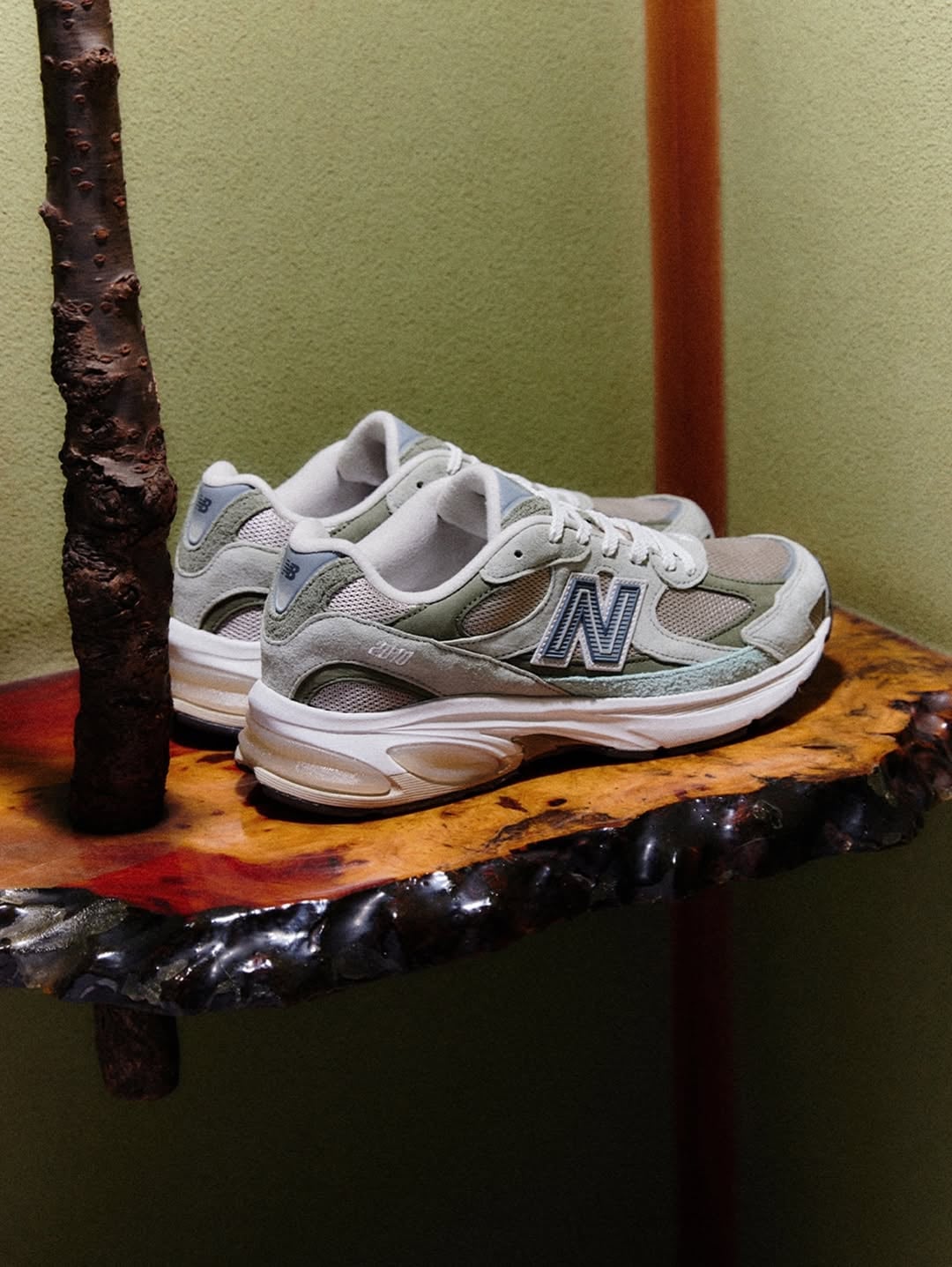 atmos x New Balance U2010「山葵」聯名登場！灰綠麂皮＋ABZORB 緩震呈現日系質感！