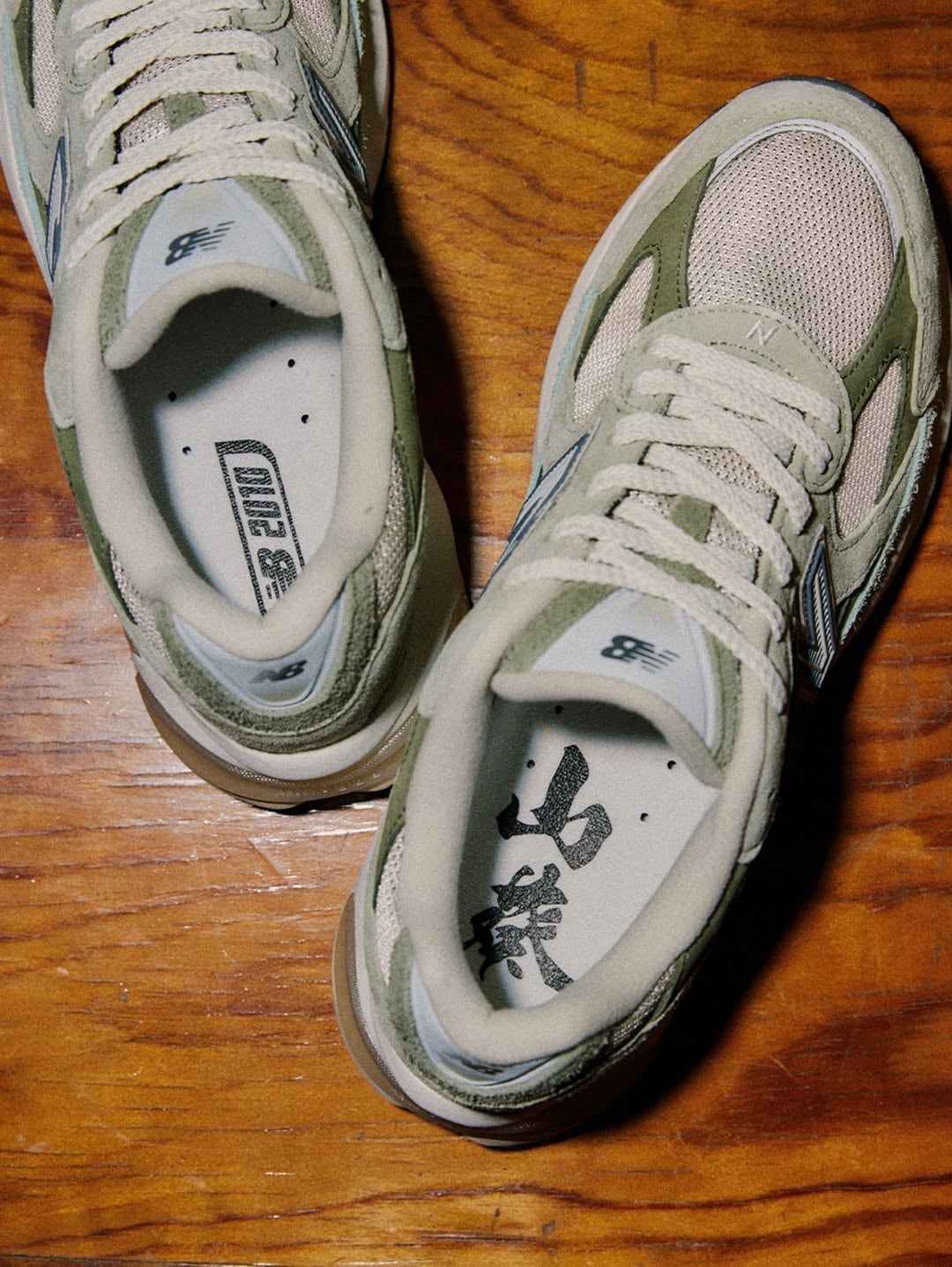 atmos x New Balance U2010「山葵」聯名登場！灰綠麂皮＋ABZORB 緩震呈現日系質感！