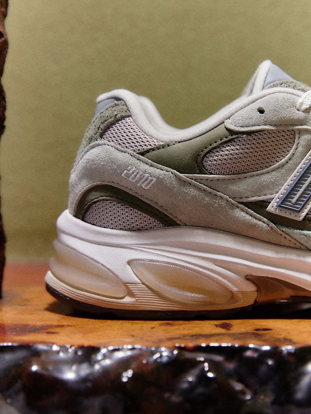 atmos x New Balance U2010「山葵」聯名登場！灰綠麂皮＋ABZORB 緩震呈現日系質感！