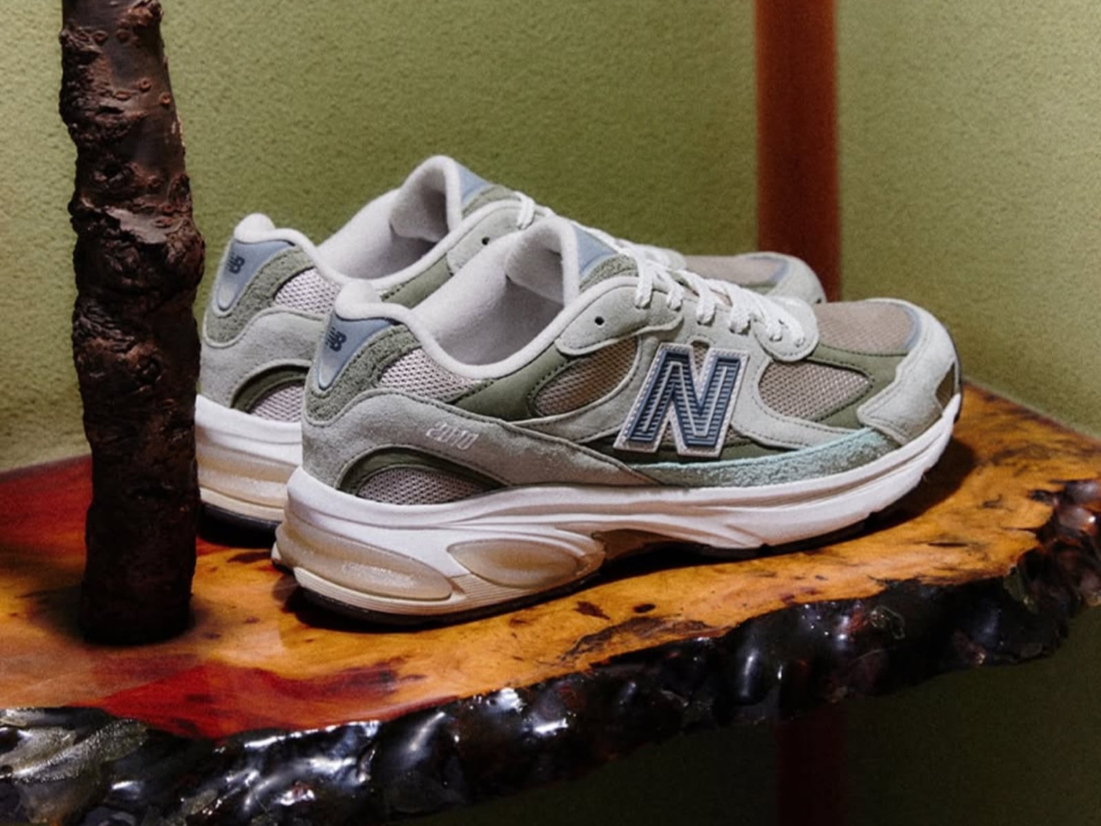 atmos x New Balance U2010「山葵」聯名登場！灰綠麂皮＋ABZORB 緩震呈現日系質感！