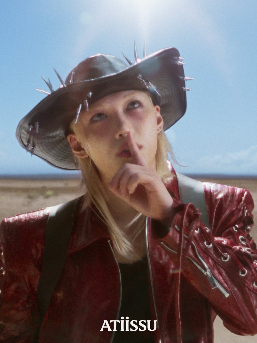 Stray Kids Felix × ATiiSSU 沙漠牛仔系列震撼登場！皮革金屬帽飾、AI 互動快閃⋯4 月底開賣！