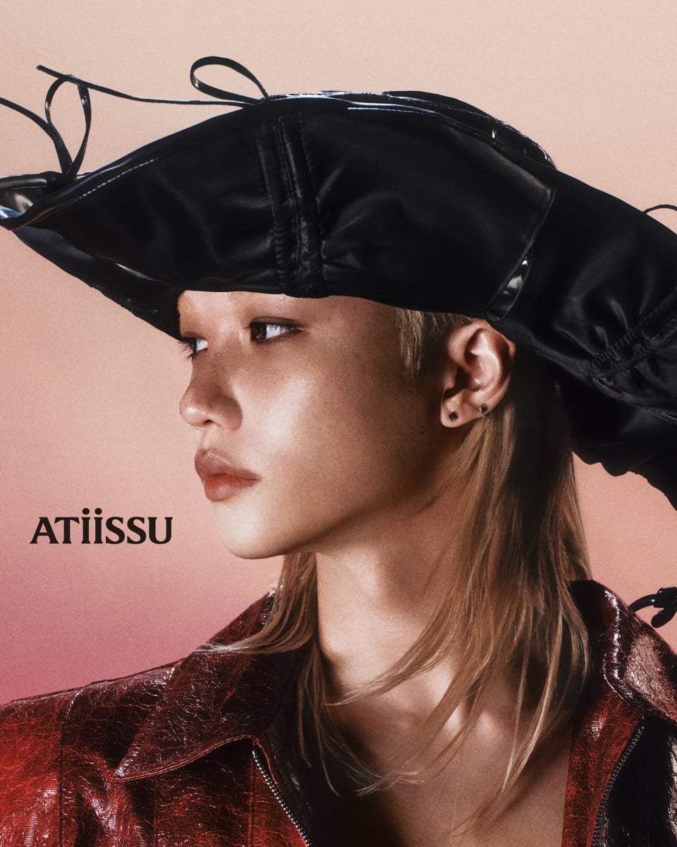 Stray Kids Felix × ATiiSSU 沙漠牛仔系列震撼登場！皮革金屬帽飾、AI 互動快閃⋯4 月底開賣！