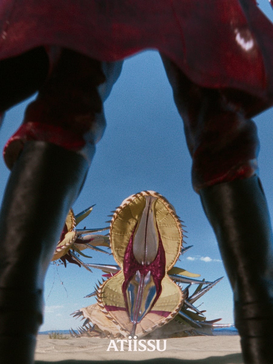 Stray Kids Felix × ATiiSSU 沙漠牛仔系列震撼登場！皮革金屬帽飾、AI 互動快閃⋯4 月底開賣！