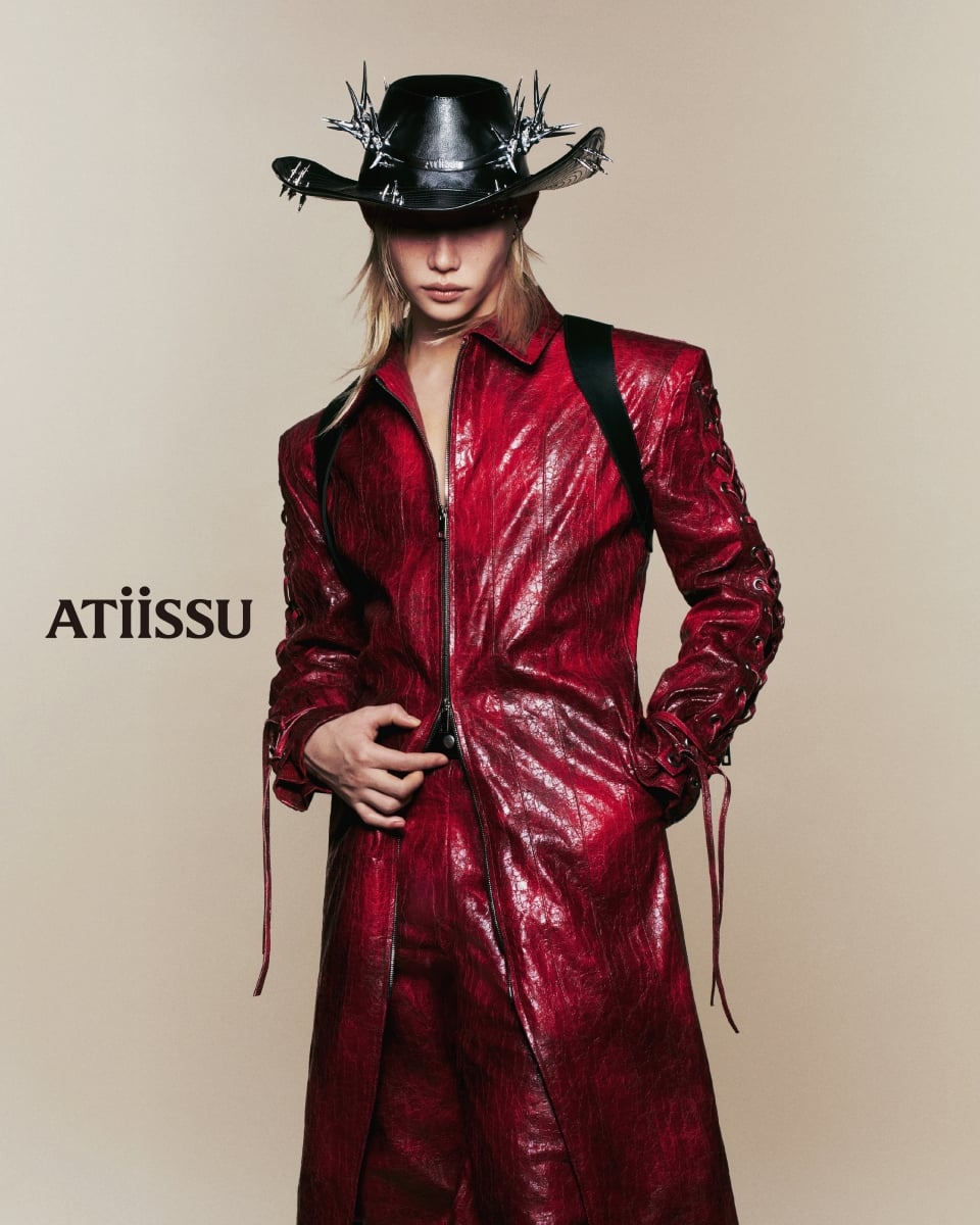 Stray Kids Felix × ATiiSSU 沙漠牛仔系列震撼登場！皮革金屬帽飾、AI 互動快閃⋯4 月底開賣！