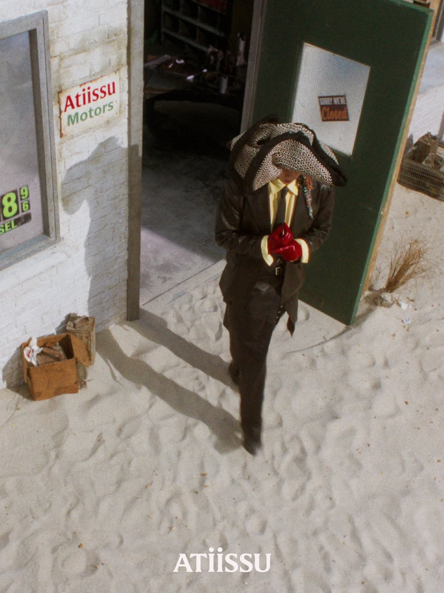 Stray Kids Felix × ATiiSSU 沙漠牛仔系列震撼登場！皮革金屬帽飾、AI 互動快閃⋯4 月底開賣！