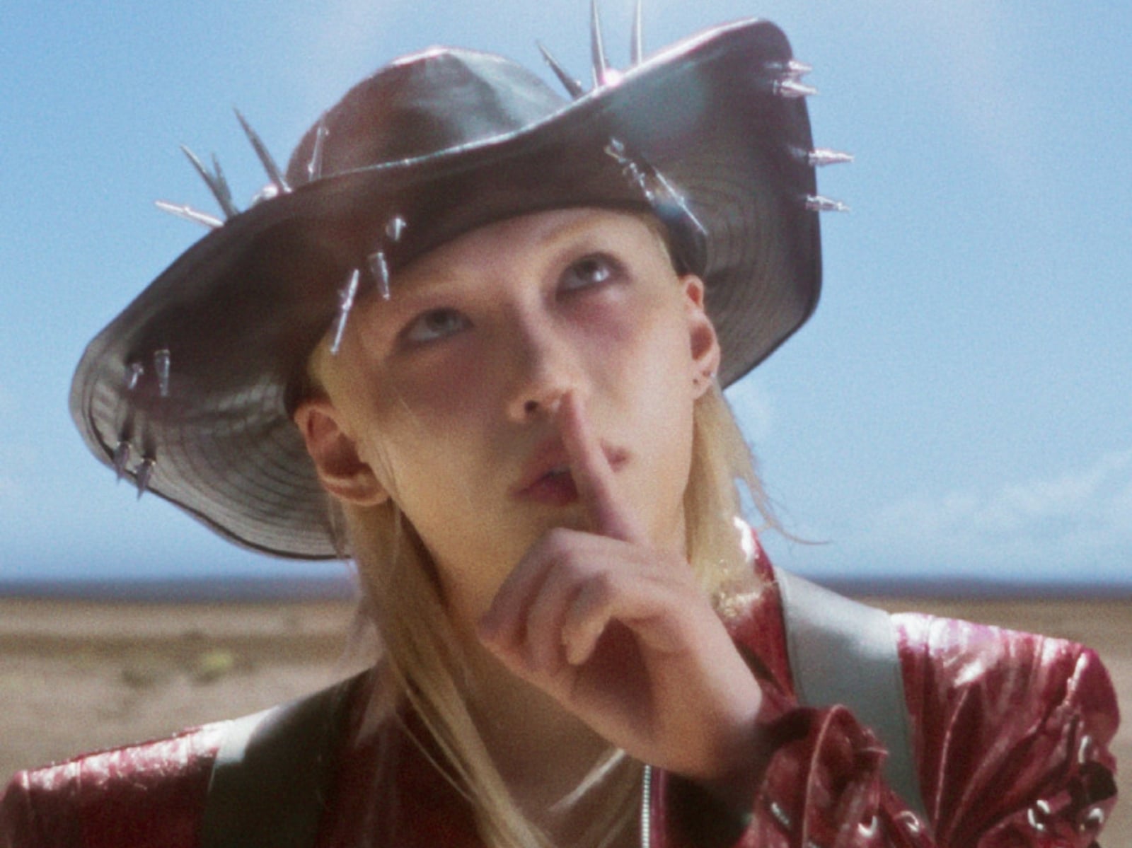 Stray Kids Felix × ATiiSSU 沙漠牛仔系列震撼登場！皮革金屬帽飾、AI 互動快閃⋯4 月底開賣！