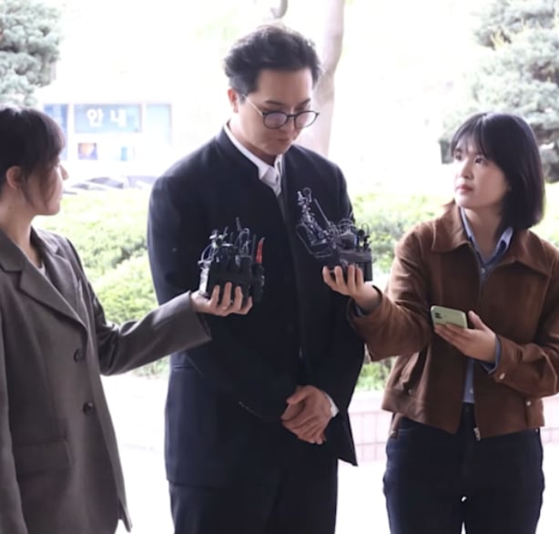 宋旻浩 MINO 替代役缺勤 102 天首度出庭！當庭認罪遭求刑 1 年 6 個月，黑西裝低頭：「讓大家失望了！」