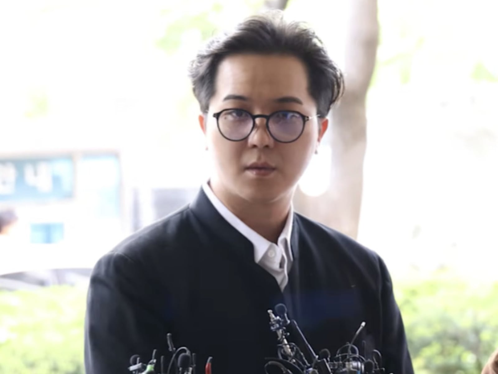 宋旻浩 MINO 替代役缺勤 102 天首度出庭！當庭認罪遭求刑 1 年 6 個月，黑西裝低頭：「讓大家失望了！」