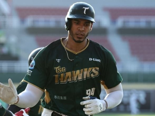 中職／台鋼雄鷹一壘教練黃甘霖「甘蔗」1局下突然退場！球團緊急回應身體不適