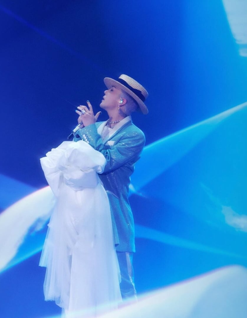 GD 權志龍演唱會造型與陳雷高度相似引熱議！網友：「連帽子都一樣！」