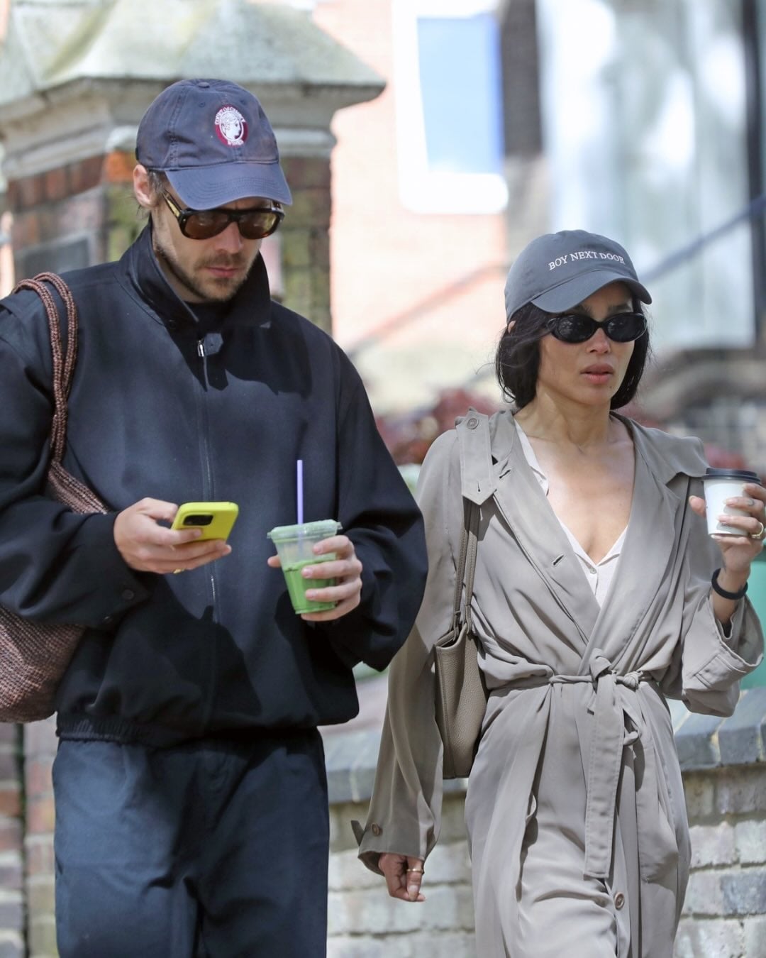 Harry Styles 和柔伊克拉維茲 Zoë Kravitz 訂婚了？左手鑽戒曝光引瘋猜！