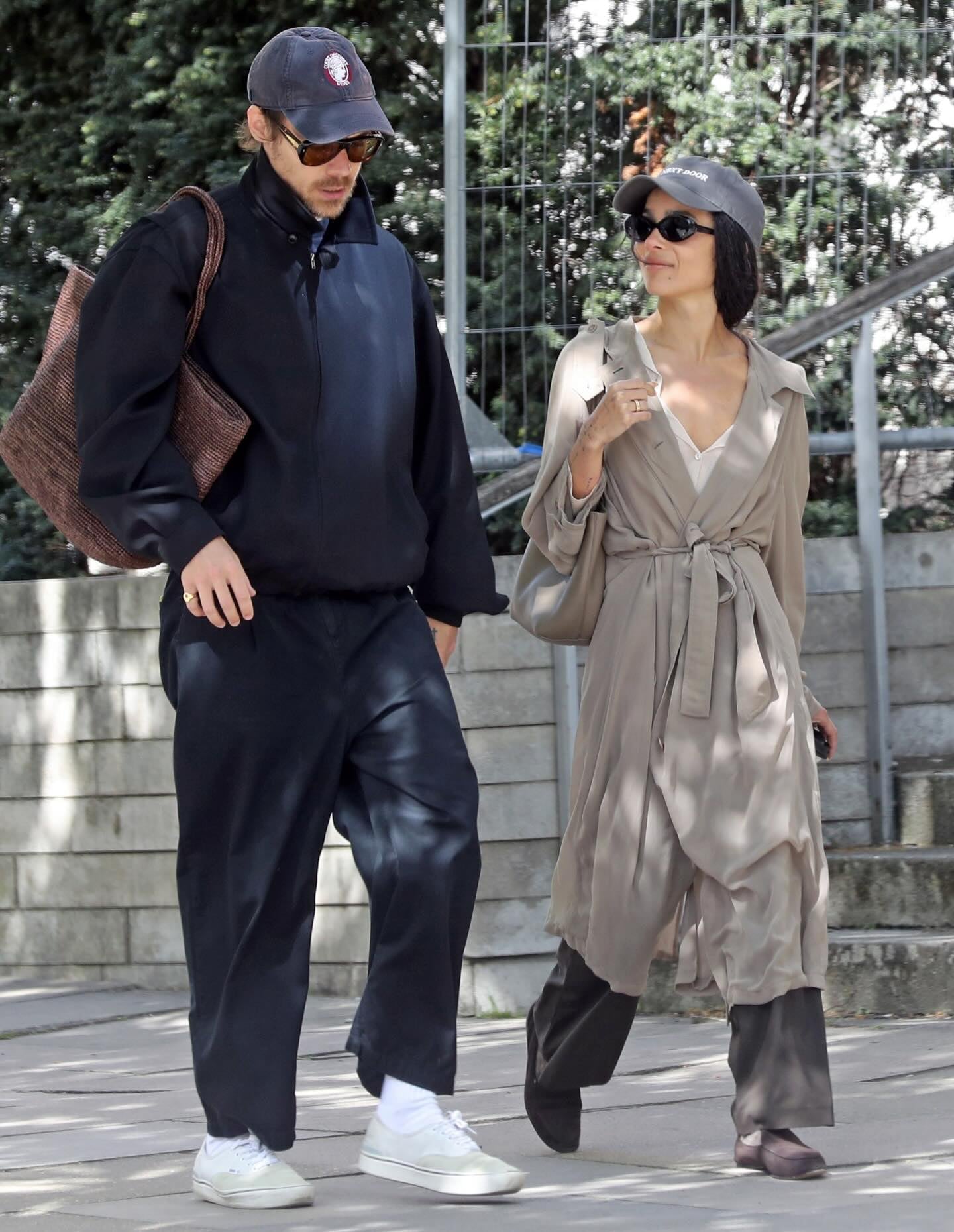 Harry Styles 和柔伊克拉維茲 Zoë Kravitz 訂婚了？左手鑽戒曝光引瘋猜！