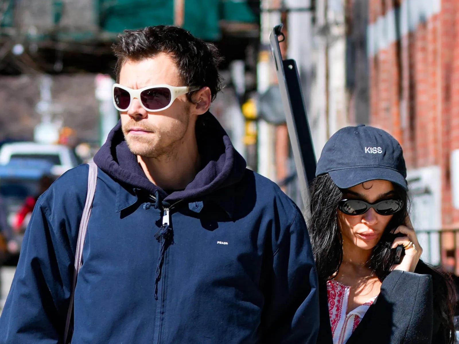 Harry Styles 和柔伊克拉維茲 Zoë Kravitz 訂婚了？左手鑽戒曝光引瘋猜！