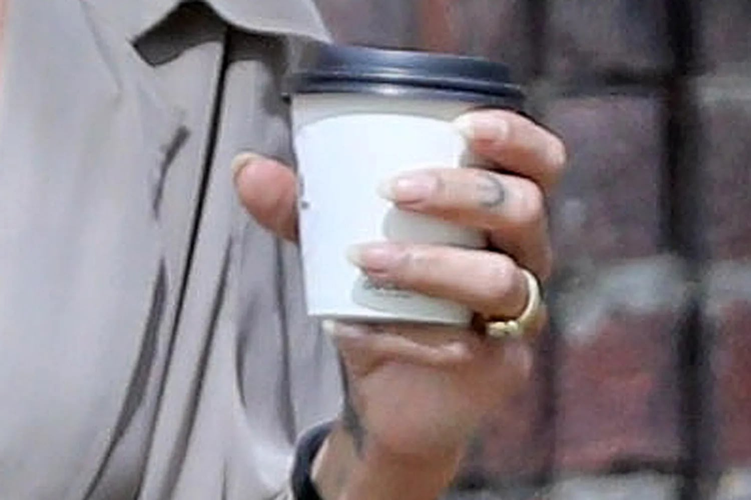 Harry Styles 和柔伊克拉維茲 Zoë Kravitz 訂婚了？左手鑽戒曝光引瘋猜！