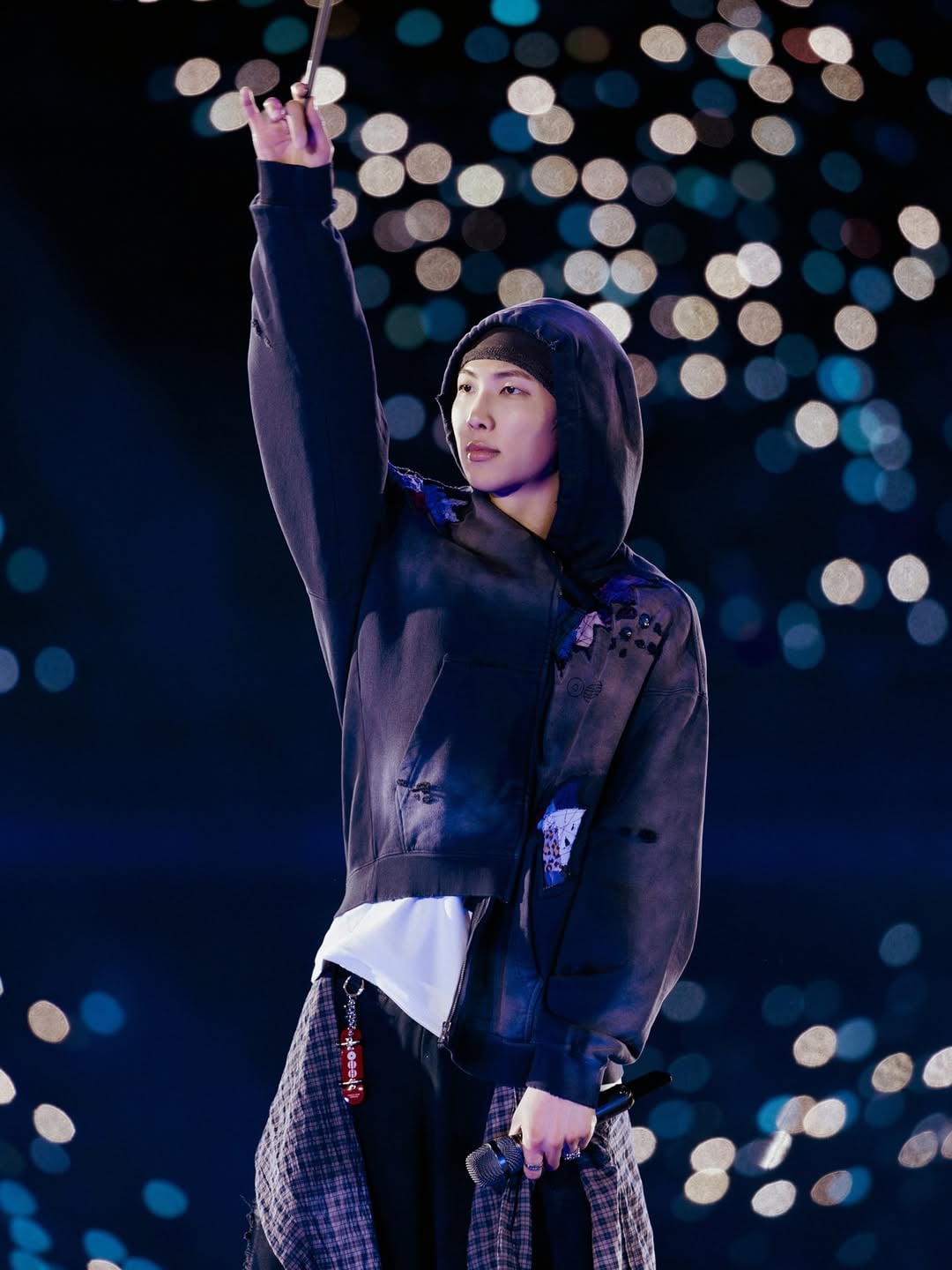 BTS 隊長 RM 東京禁煙區吸煙、亂丟煙蒂！保全當面勸阻畫片全被拍！