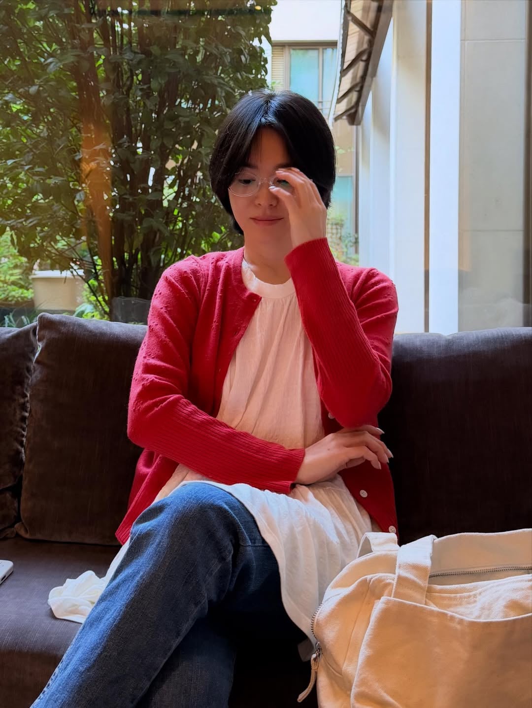 宋慧喬 IG 曝日常美照！短髮配眼鏡造型引網讚：「像剛下課女大生！」