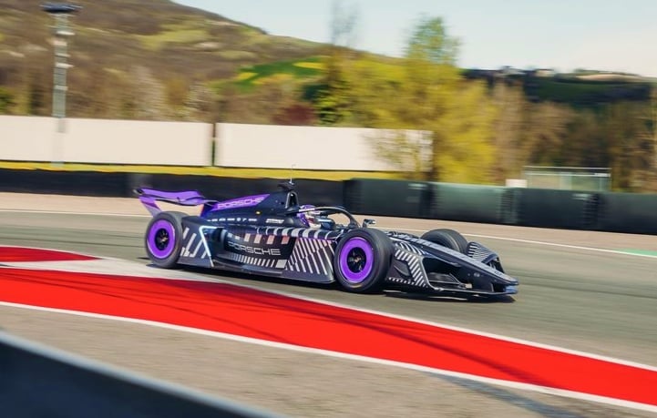 保時捷電動方程式賽車 Formula E 975 RSE 登場！1.8 秒加速就破百、年底投入賽場！