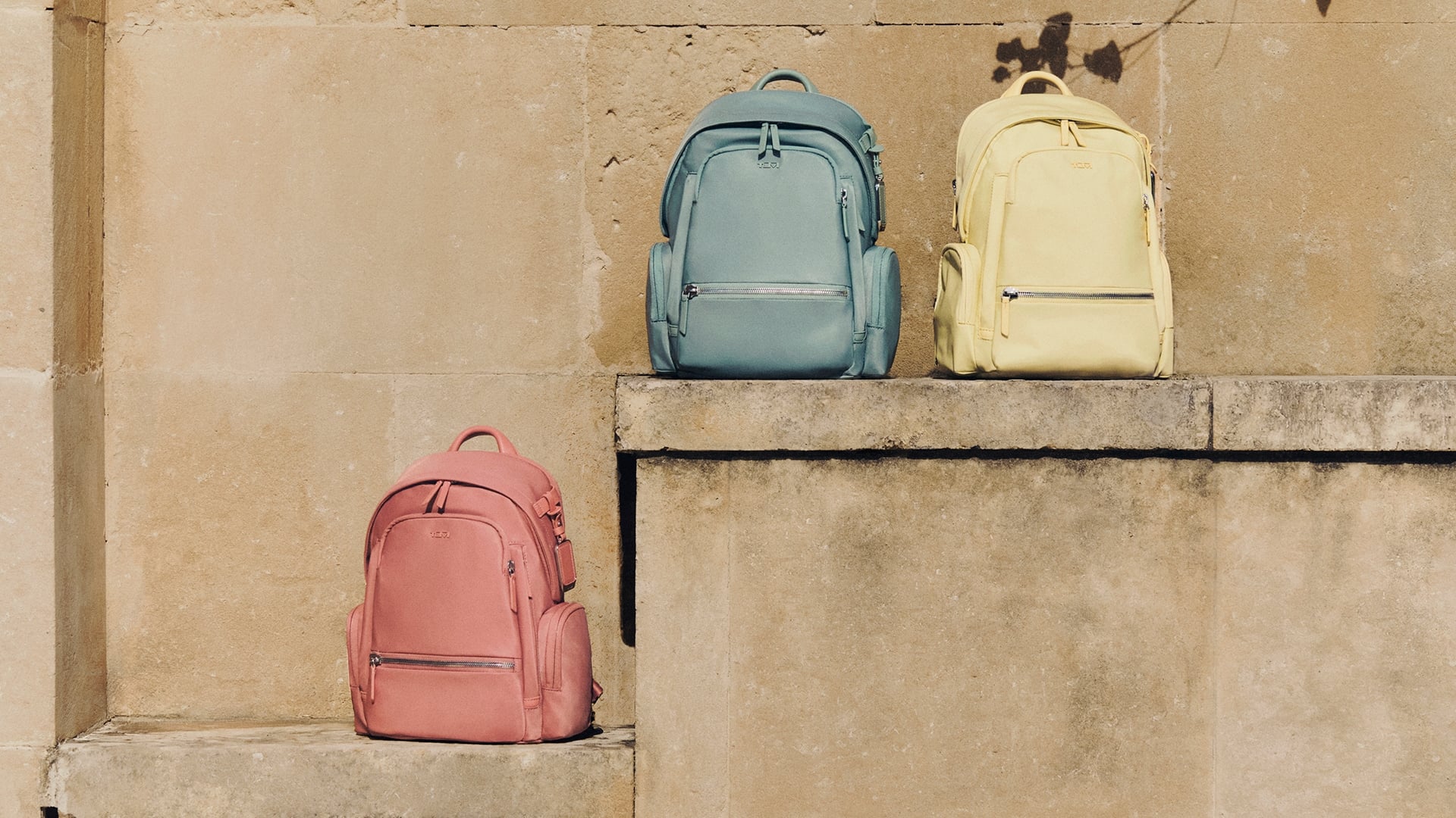 TUMI 2026 春季「邂逅地中海」系列首度推出印花設計！百里香綠、柔霧黃⋯3 款新色行李箱必看！