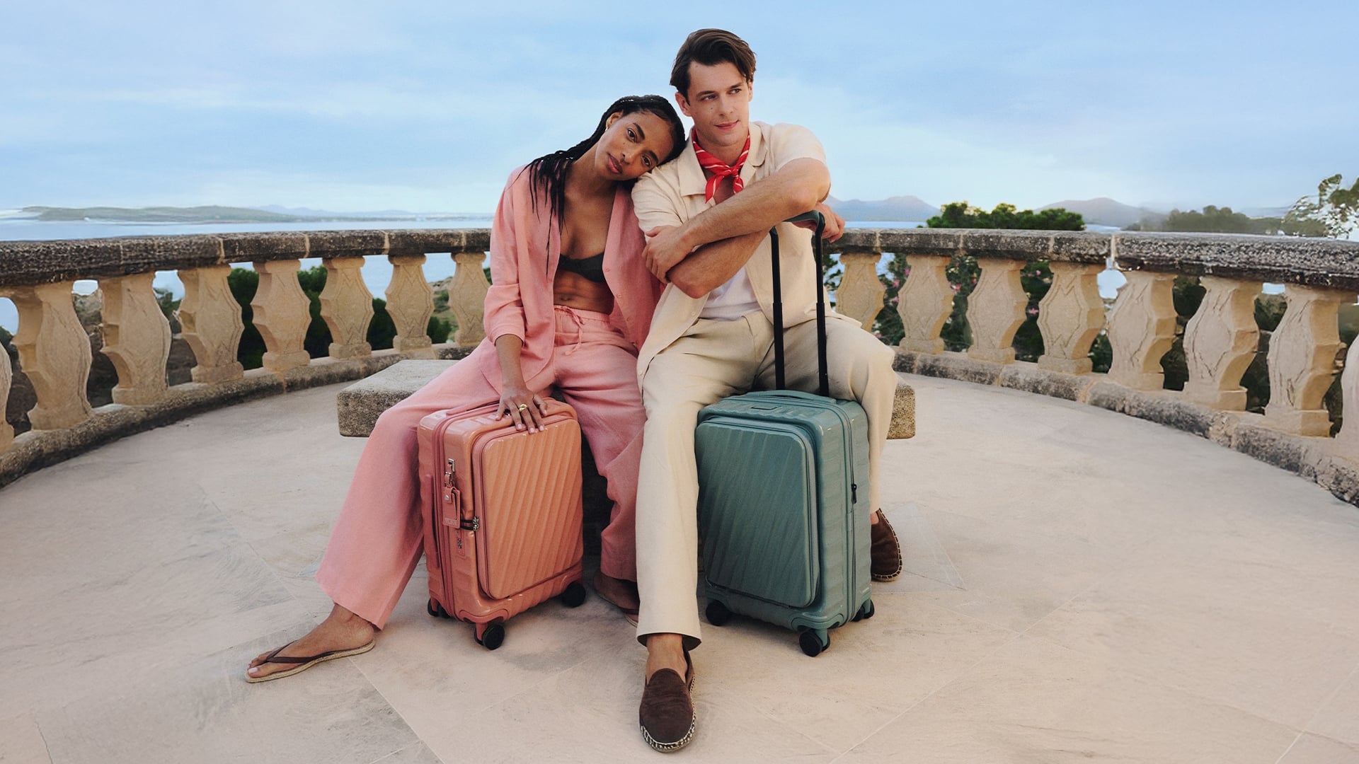 TUMI 2026 春季「邂逅地中海」系列首度推出印花設計！百里香綠、柔霧黃⋯3 款新色行李箱必看！