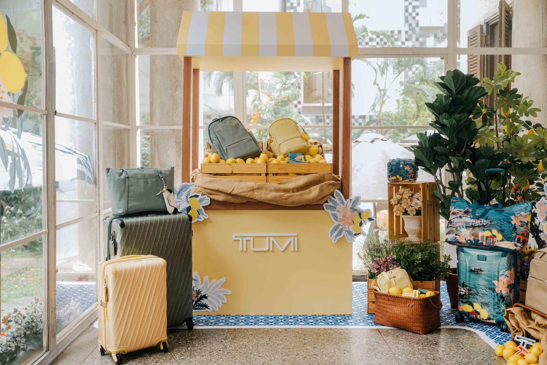 TUMI 2026 春季「邂逅地中海」系列首度推出印花設計！百里香綠、柔霧黃⋯3 款新色行李箱必看！
