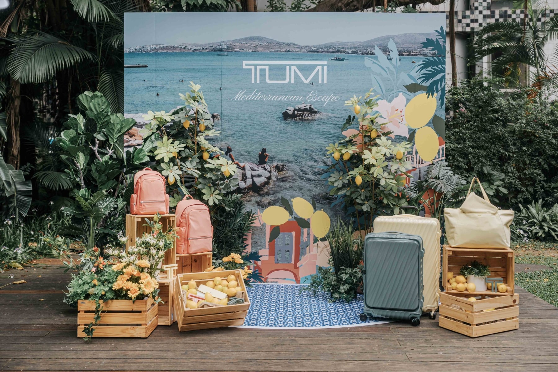 TUMI 2026 春季「邂逅地中海」系列首度推出印花設計！百里香綠、柔霧黃⋯3 款新色行李箱必看！