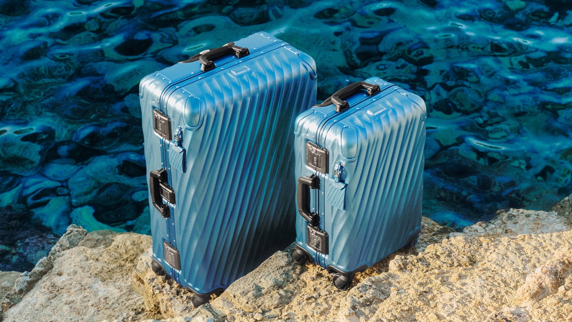 TUMI 2026 春季「邂逅地中海」系列首度推出印花設計！百里香綠、柔霧黃⋯3 款新色行李箱必看！