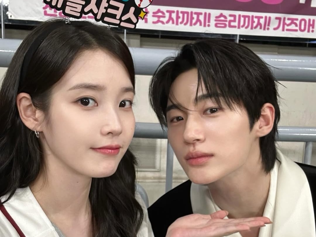 IU 稱沒吃飯被邊佑錫抓包說謊！嘴角麵包屑露餡羞喊：「超丟臉！」