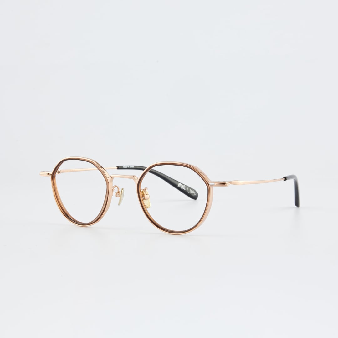 pls.pls. × 殷振豪聯名眼鏡登場！賽璐珞工藝藏隱形銅針細節，台式美學再進化