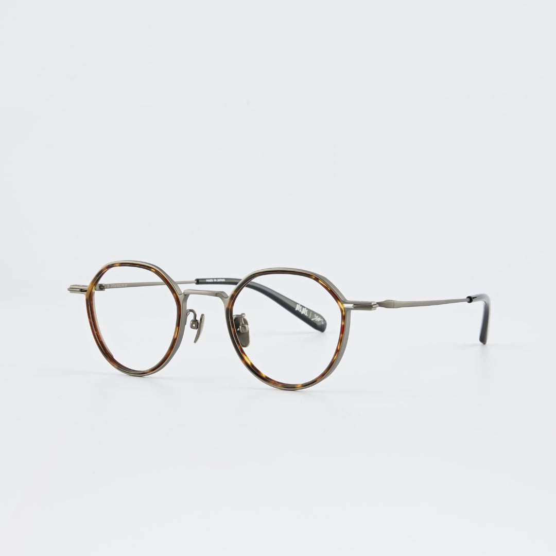 pls.pls. × 殷振豪聯名眼鏡登場！賽璐珞工藝藏隱形銅針細節，台式美學再進化