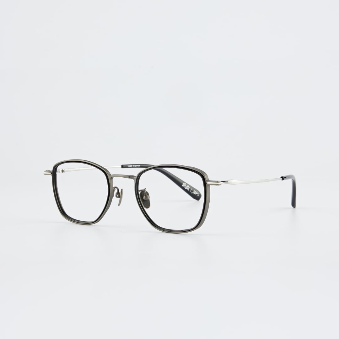 pls.pls. × 殷振豪聯名眼鏡登場！賽璐珞工藝藏隱形銅針細節，台式美學再進化