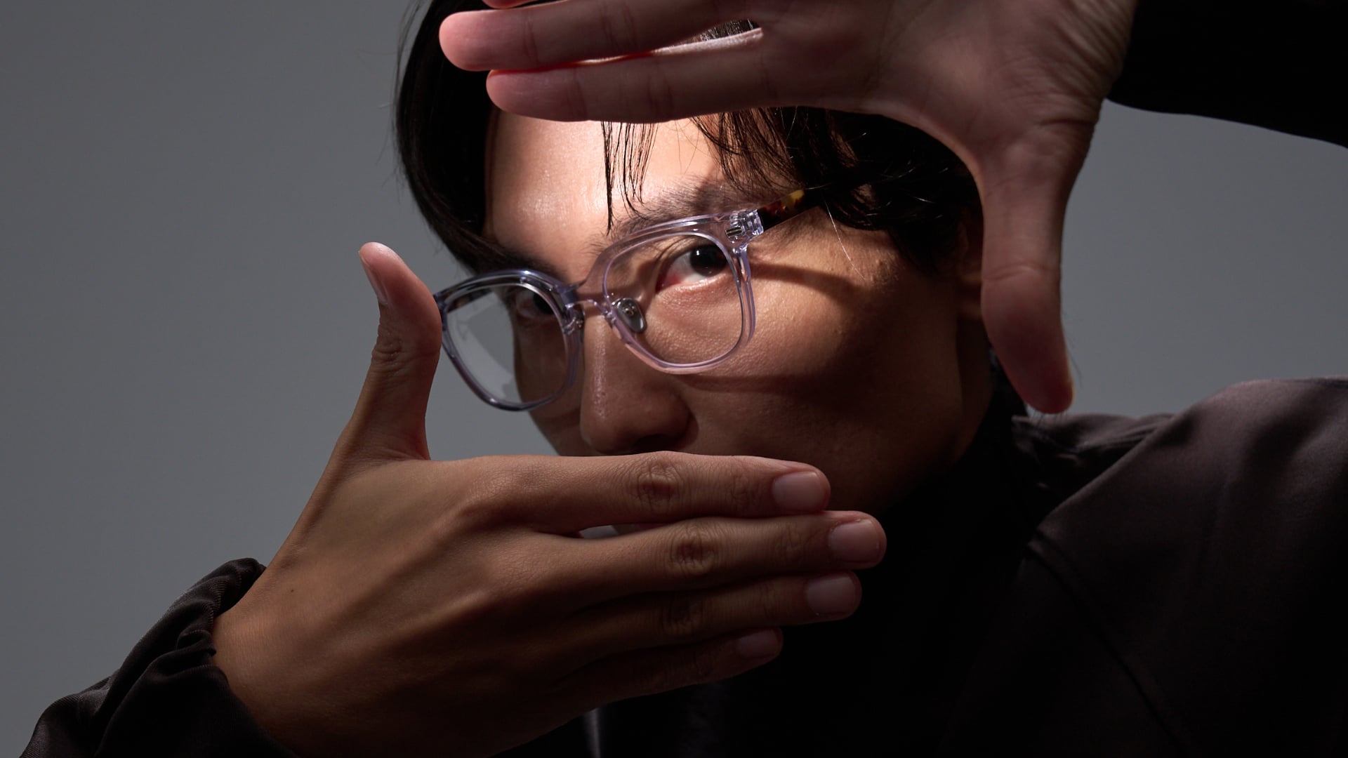 pls.pls. × 殷振豪聯名眼鏡登場！賽璐珞工藝藏隱形銅針細節，台式美學再進化