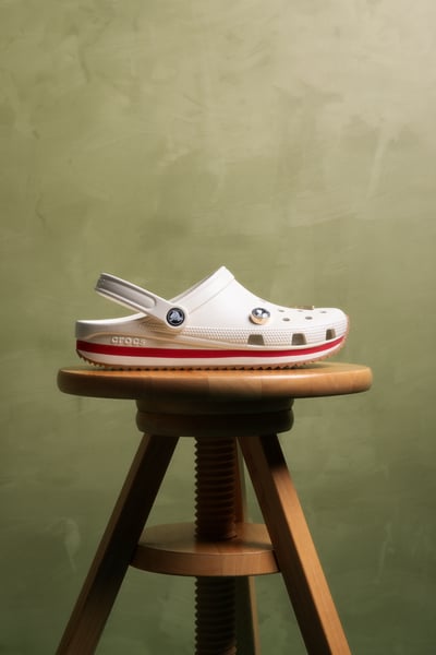 CROCS 洞洞鞋全新「Crocband Runner」登場！鋸齒大底＋雲朵楦頭呈現 70 年代復古靈魂！