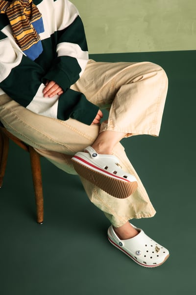 CROCS 洞洞鞋全新「Crocband Runner」登場！鋸齒大底＋雲朵楦頭呈現 70 年代復古靈魂！