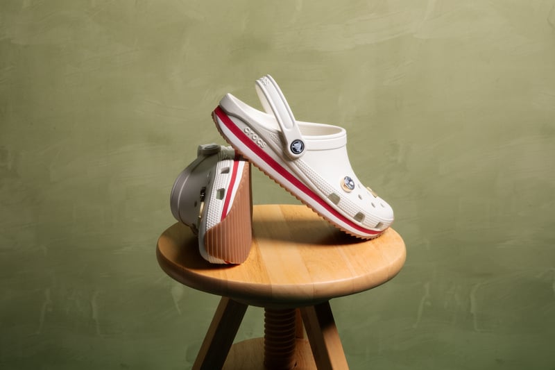 CROCS 洞洞鞋全新「Crocband Runner」登場！鋸齒大底＋雲朵楦頭呈現 70 年代復古靈魂！