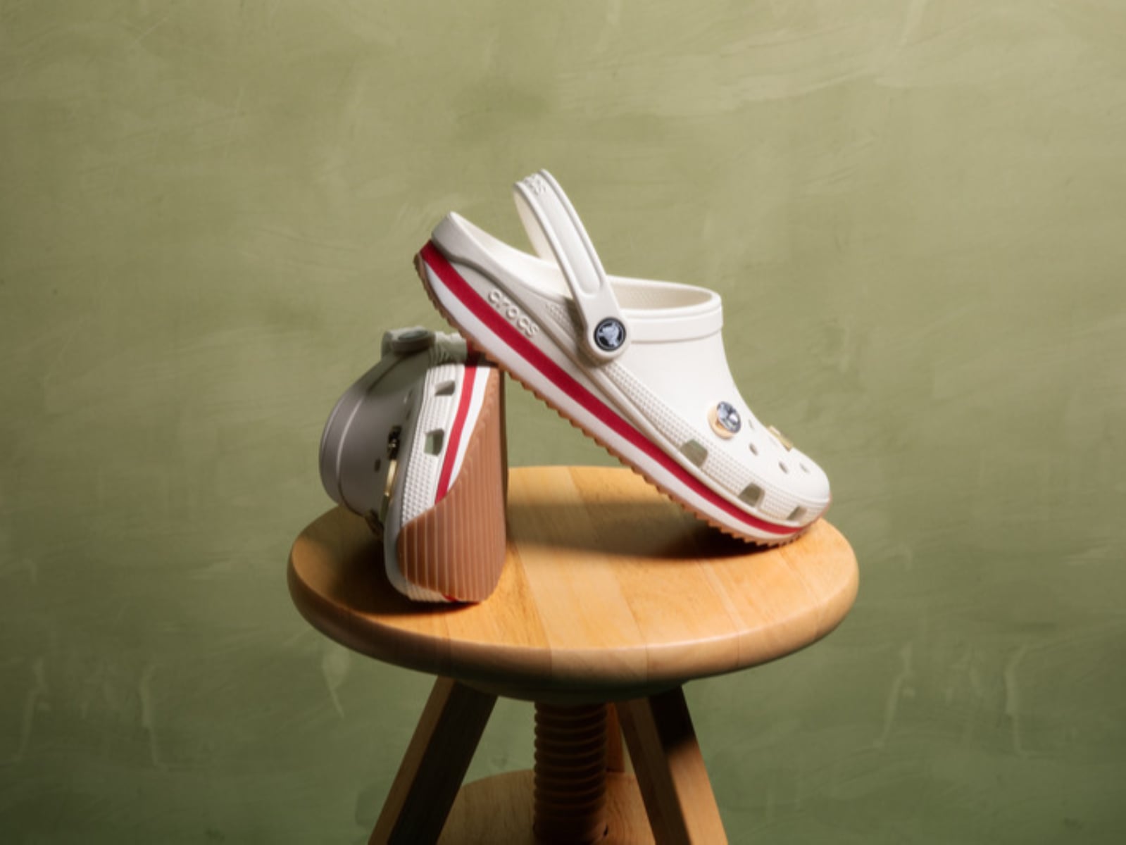 CROCS 洞洞鞋全新「Crocband Runner」登場！鋸齒大底＋雲朵楦頭呈現 70 年代復古靈魂！