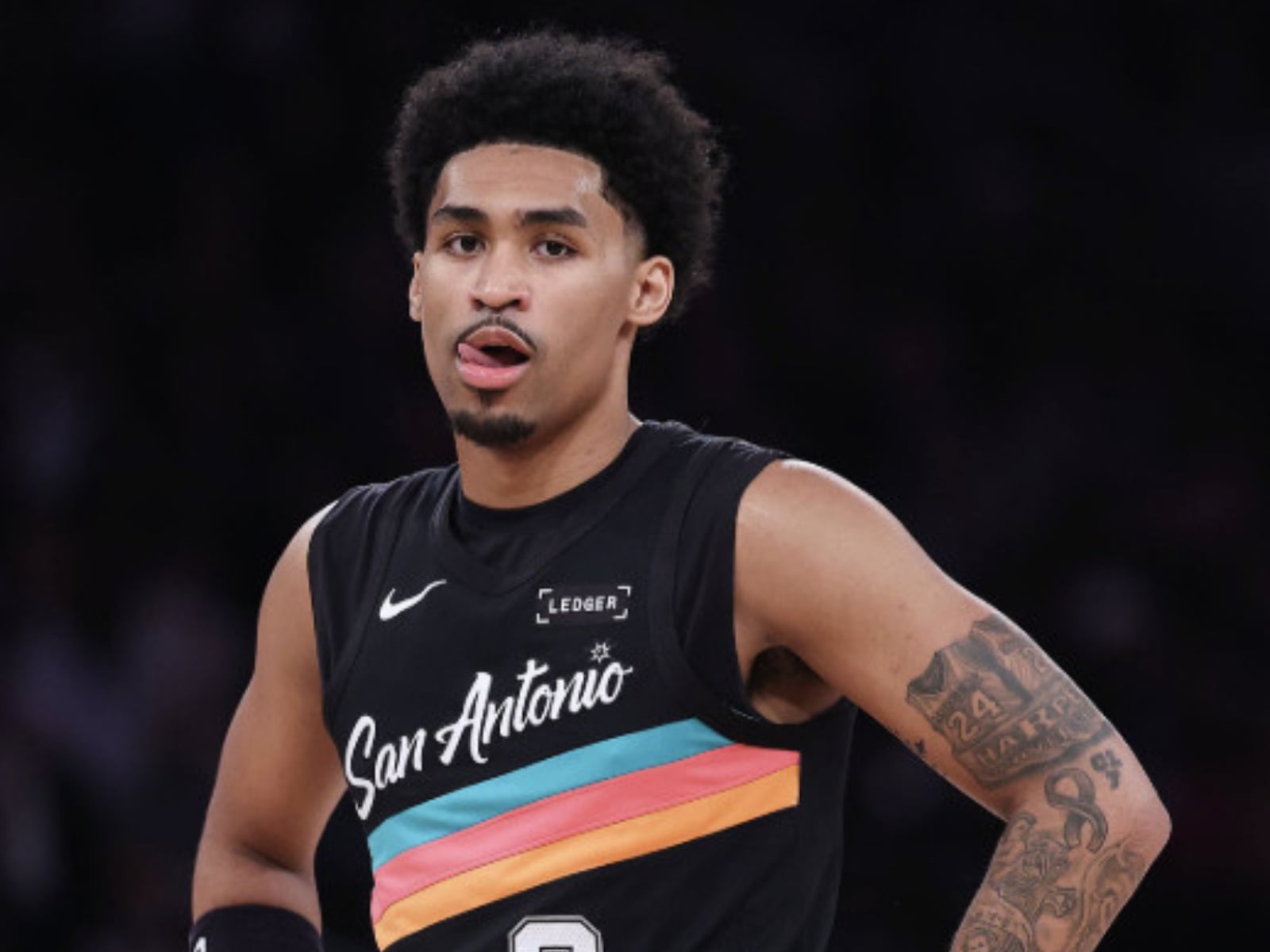 NBA／Dylan Harper 切入空中扭腰躲火鍋單手扣籃！Wembanyama 直接看傻眼轉身！