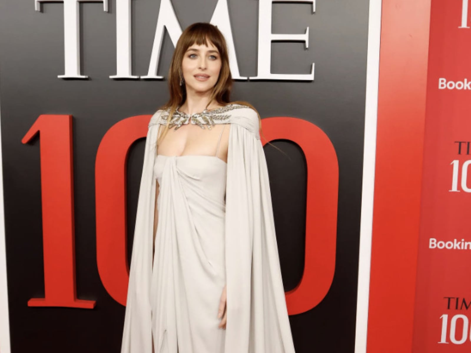 達珂塔強生 Dakota Johnson Valentino 斗篷禮服現身 TIME100 晚宴！希臘女神造型封神！