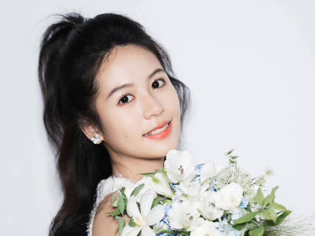 翁虹 18 歲女兒劉蒔被封「最美星二代」！媽媽霸氣回：演藝圈不差她一個