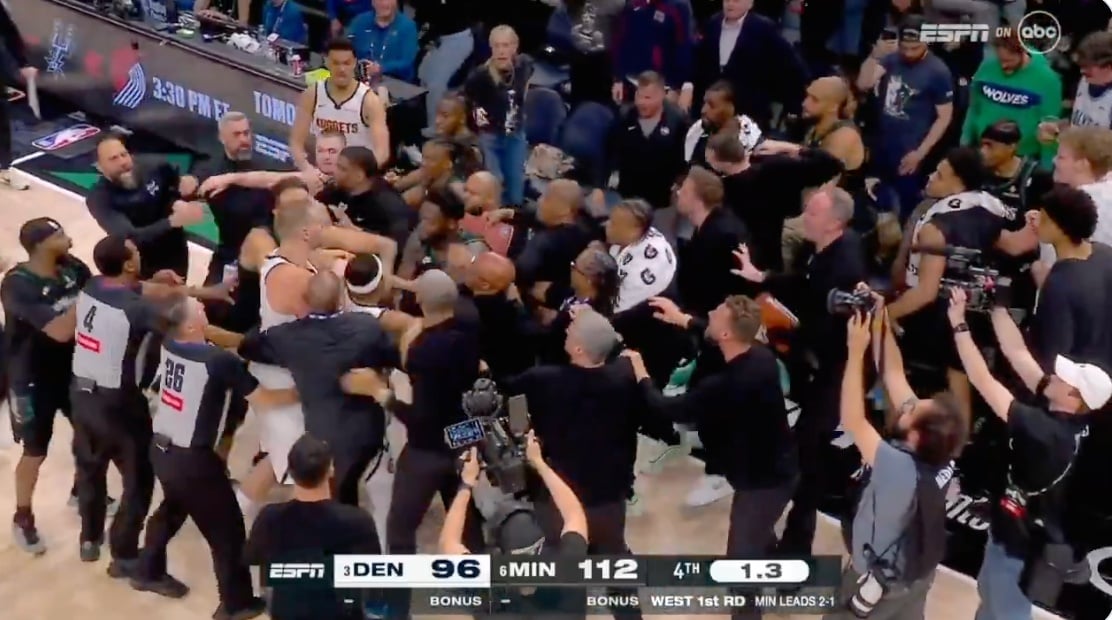 NBA／金塊、灰狼大場面火爆衝突！Jokic 不爽 McDaniels 垃圾時間上籃爆氣狂衝！