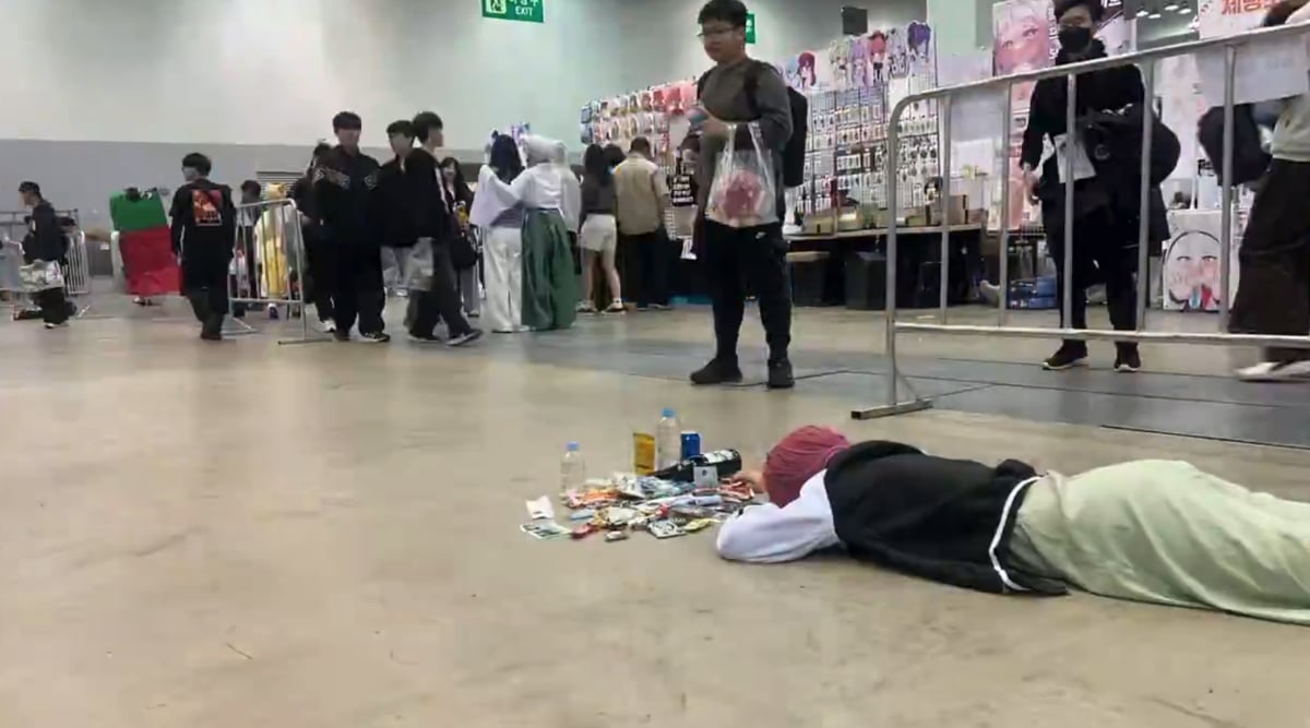 拍縮時意外睡著！韓國 Coser 尼亞神還原《孤獨搖滾》廣井，醒來驚見身邊堆滿「供品」！