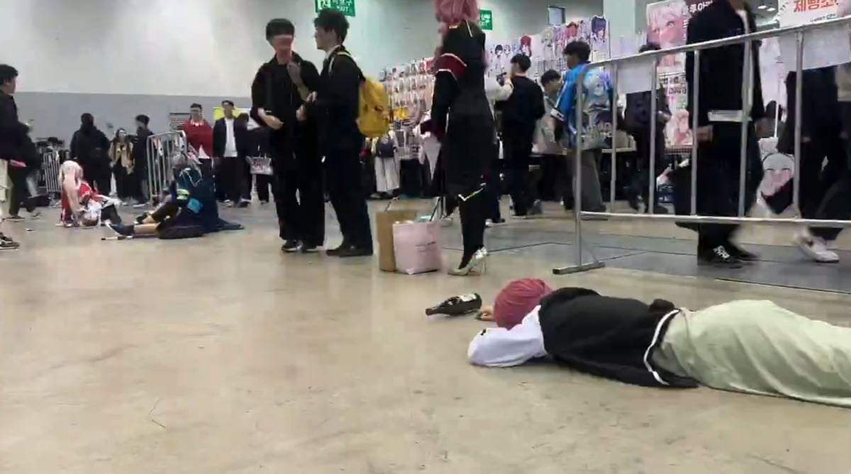 拍縮時意外睡著！韓國 Coser 尼亞神還原《孤獨搖滾》廣井，醒來驚見身邊堆滿「供品」！