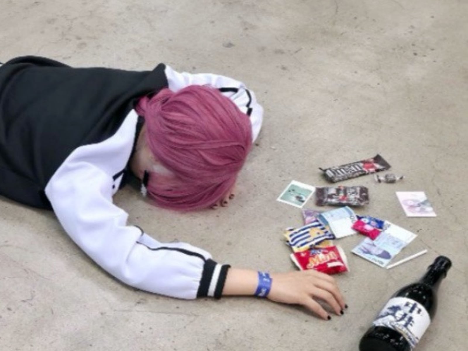 拍縮時意外睡著！韓國 Coser 尼亞神還原《孤獨搖滾》廣井，醒來驚見身邊堆滿「供品」！