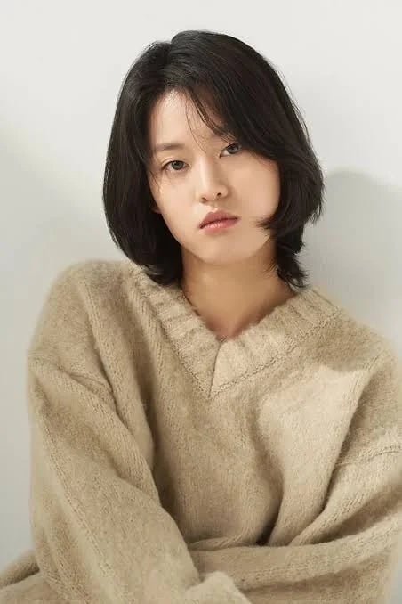 IU 外公過世淚謝《21 世紀大君夫人》2 位演員！柳秀彬、李妍靈堂送暖細節曝光：「真的給了我力量！」